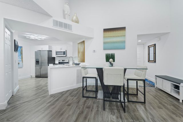 8851 Wiles Road Apt 304, Coral Springs, FL 33067