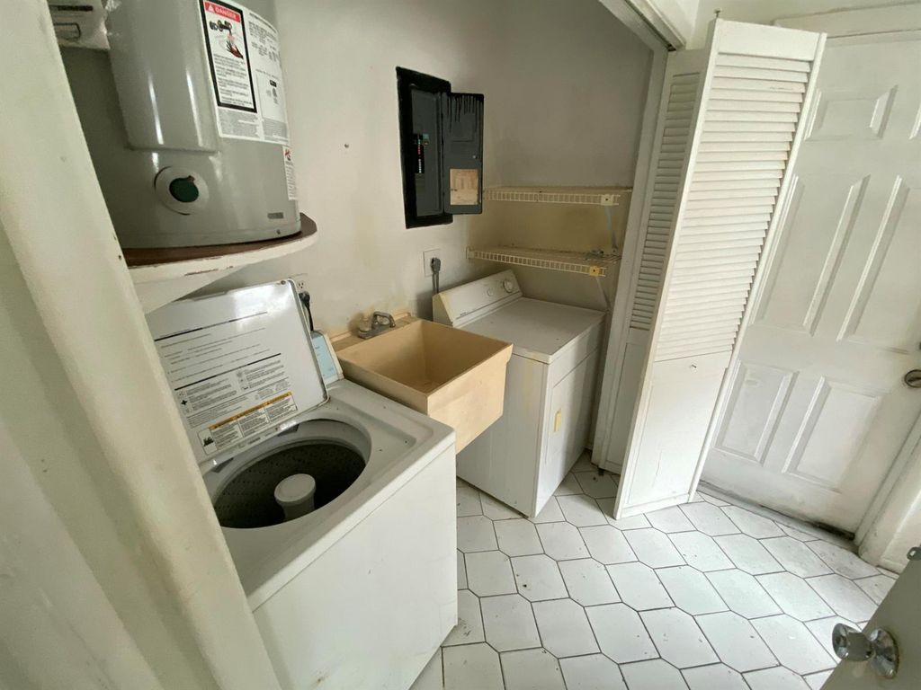 Image 16 of property listing at 5139 NW 43rd Court, Lauderdale Lakes, FL 33319