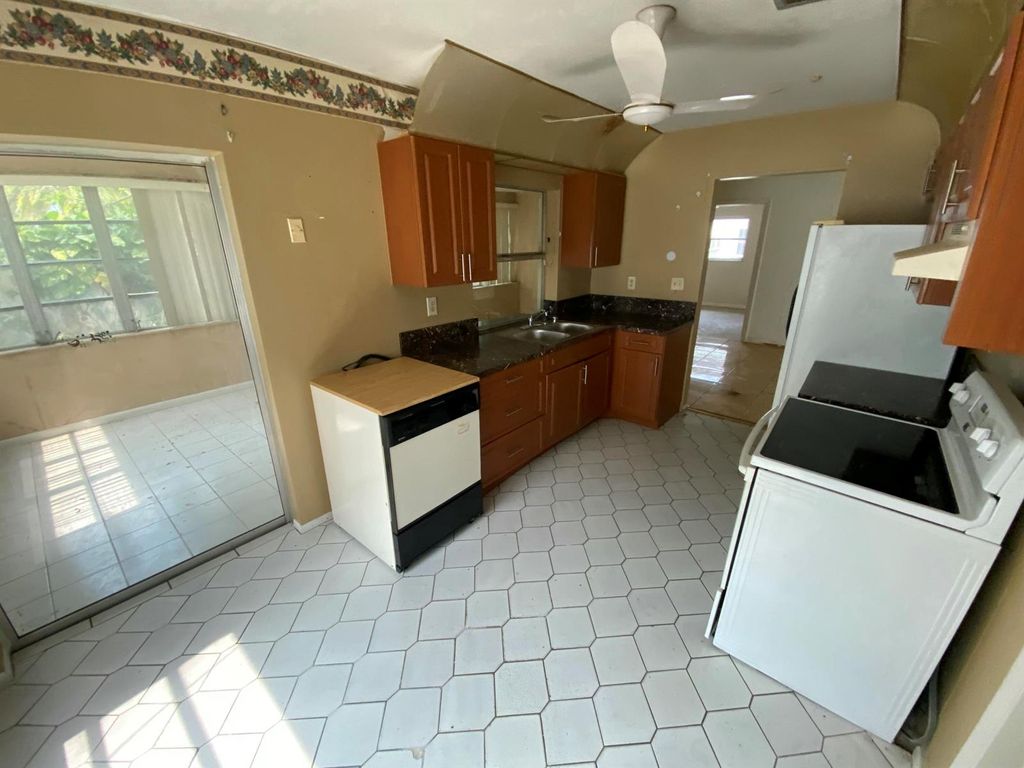 Image 17 of property listing at 5139 NW 43rd Court, Lauderdale Lakes, FL 33319