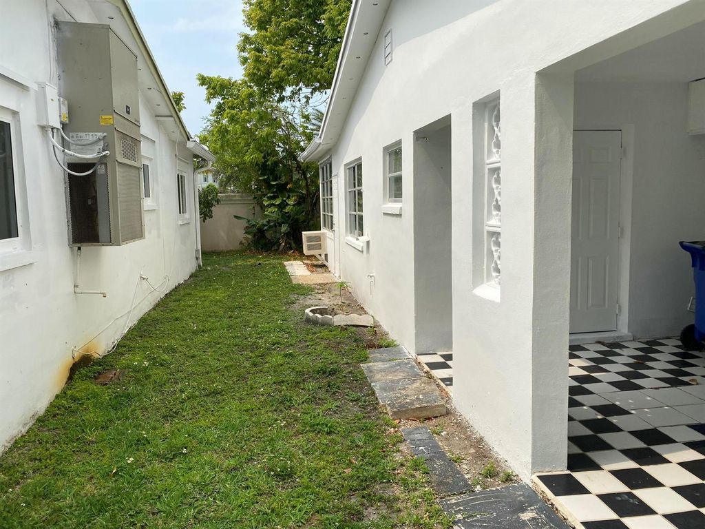 Image 18 of property listing at 5139 NW 43rd Court, Lauderdale Lakes, FL 33319