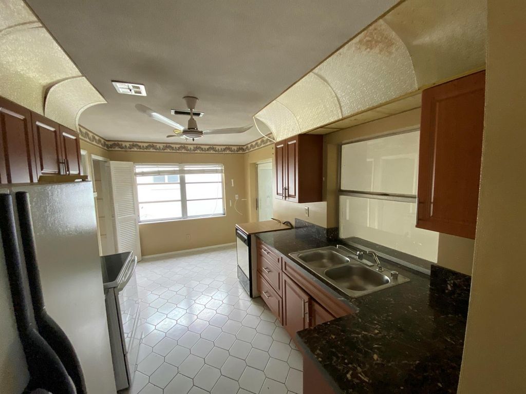 Image 4 of property listing at 5139 NW 43rd Court, Lauderdale Lakes, FL 33319