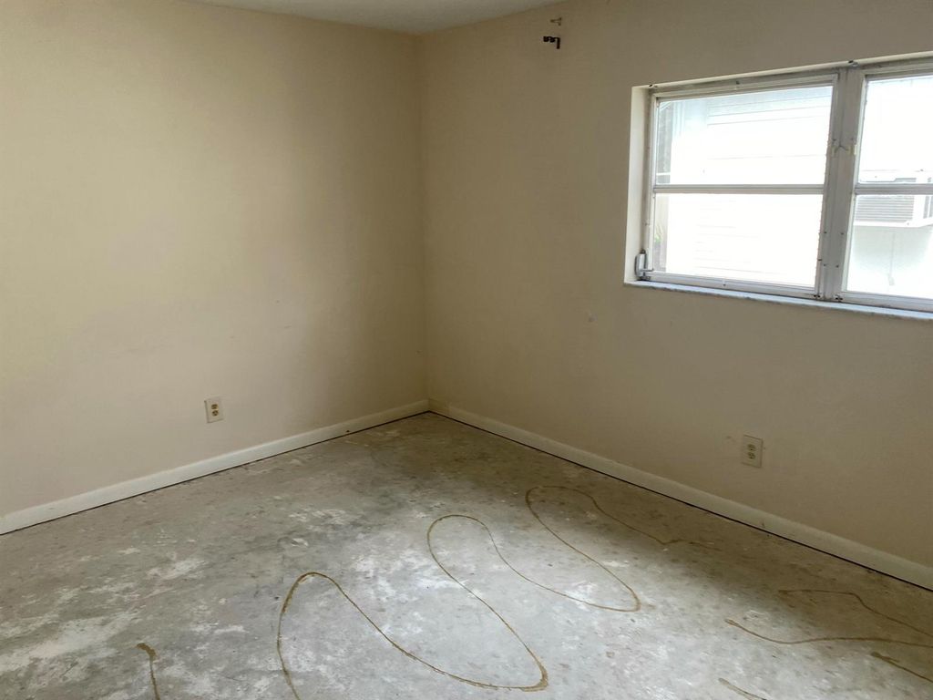Image 7 of property listing at 5139 NW 43rd Court, Lauderdale Lakes, FL 33319