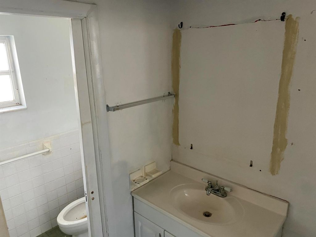 Image 8 of property listing at 5139 NW 43rd Court, Lauderdale Lakes, FL 33319