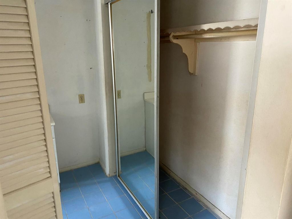 Image 9 of property listing at 5139 NW 43rd Court, Lauderdale Lakes, FL 33319