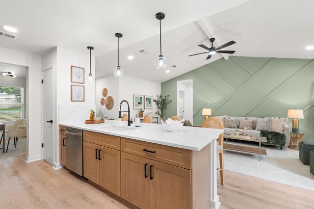 6807 Luckenbach LN, Austin, TX 78729
