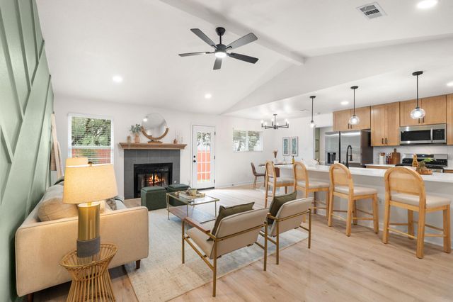 6807 Luckenbach LN, Austin, TX 78729