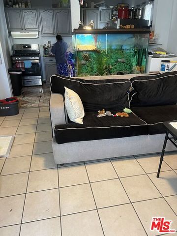 8111 S Main Street, Los Angeles, CA 90003