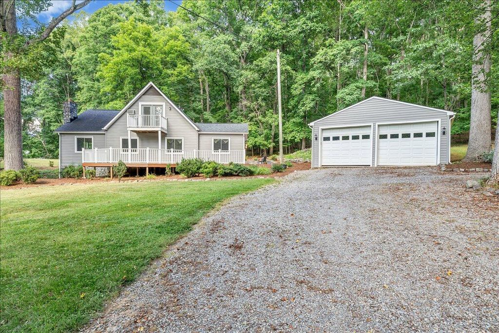 105 Windlass CT, Moneta, VA 24121