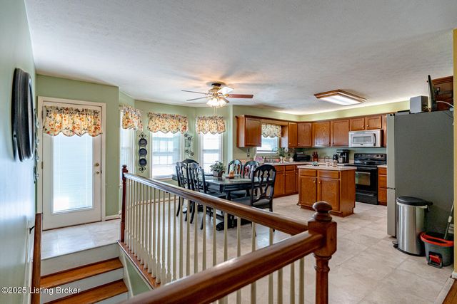 6912 Day Break Ct, Louisville, KY 40272