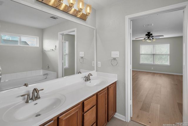 306 BIRKDALE DR, Cibolo, TX 78108