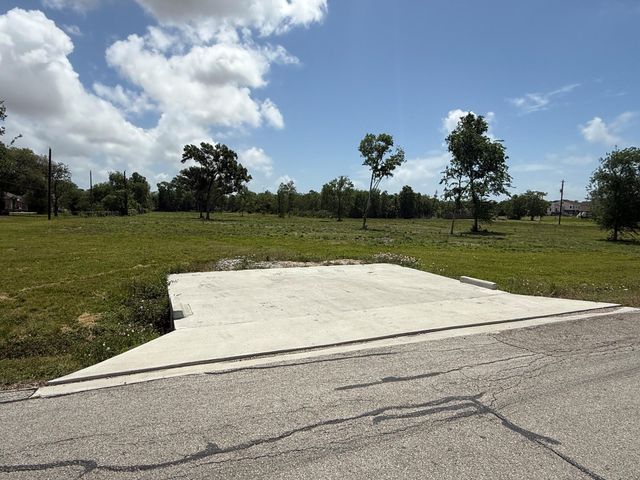 98 Yaupon Drive, Baytown, TX 77520
