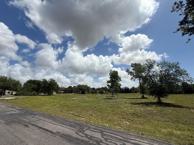 98 Yaupon Drive, Baytown, TX 77520