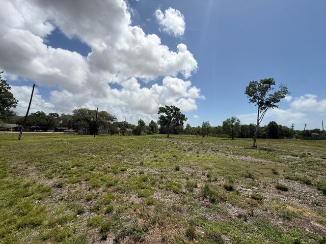 98 Yaupon Drive, Baytown, TX 77520