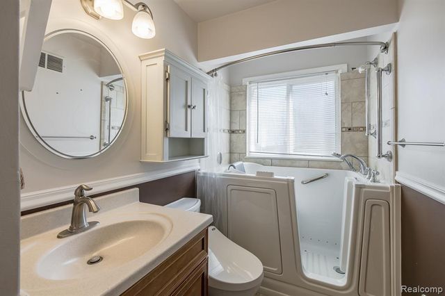 3118 Fernbarry Court, Waterford, MI 48328