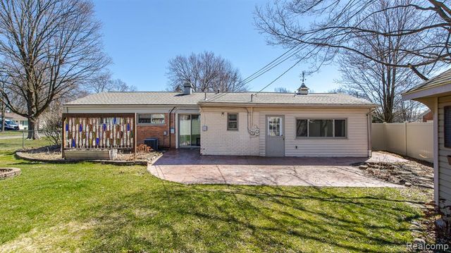 3118 Fernbarry Court, Waterford, MI 48328