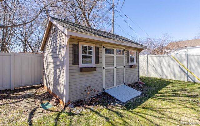 3118 Fernbarry Court, Waterford, MI 48328