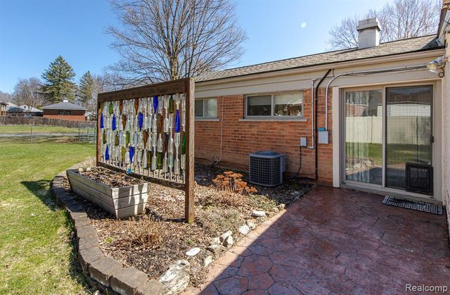 3118 Fernbarry Court, Waterford, MI 48328