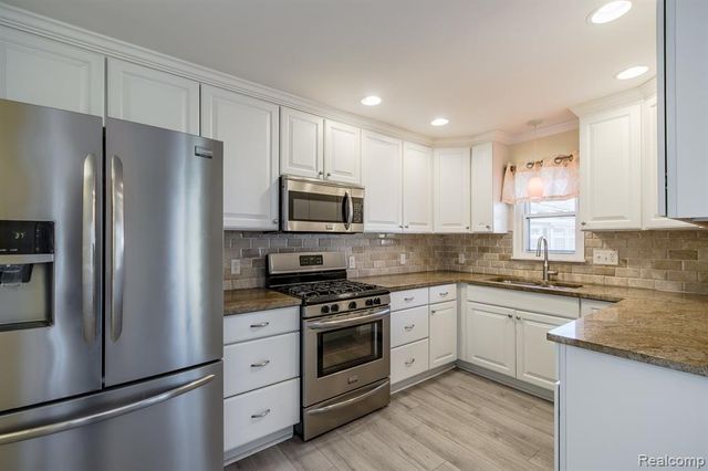 3118 Fernbarry Court, Waterford, MI 48328