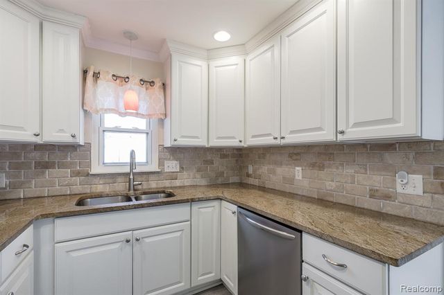 3118 Fernbarry Court, Waterford, MI 48328