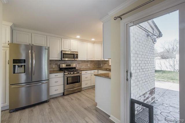 3118 Fernbarry Court, Waterford, MI 48328