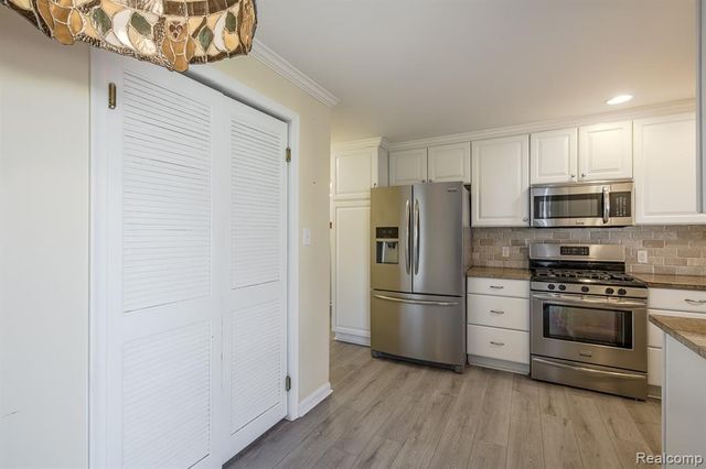 3118 Fernbarry Court, Waterford, MI 48328