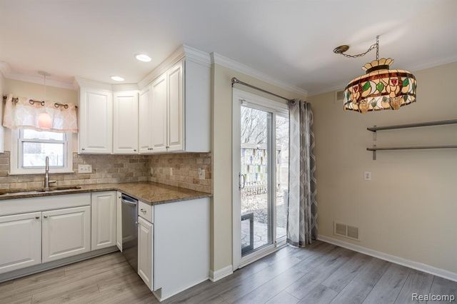 3118 Fernbarry Court, Waterford, MI 48328