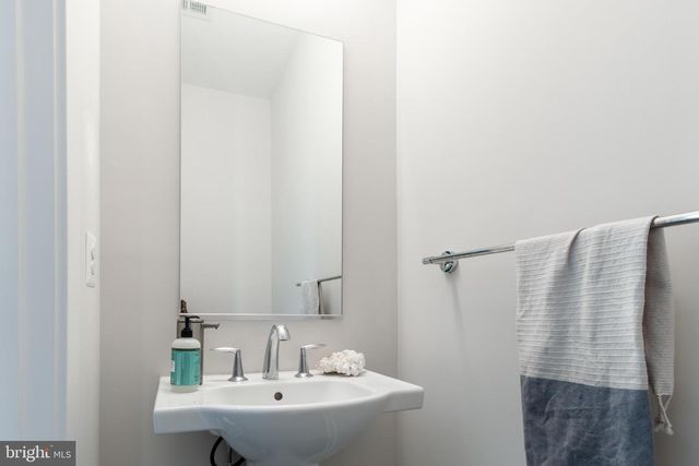 935 SYCAMORE DR SE, Washington, DC 20032