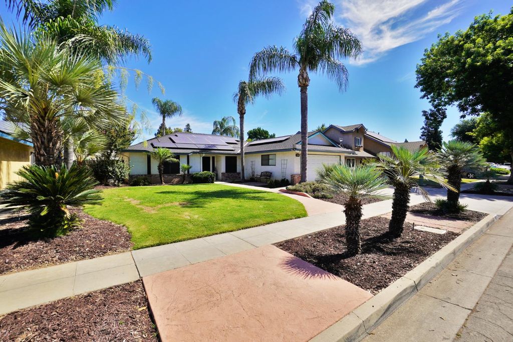 Image 3 of property listing at 5823 E Washington Avenue, Fresno, CA 93727