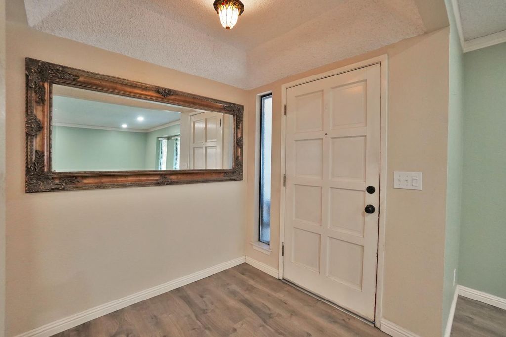 Image 5 of property listing at 5823 E Washington Avenue, Fresno, CA 93727