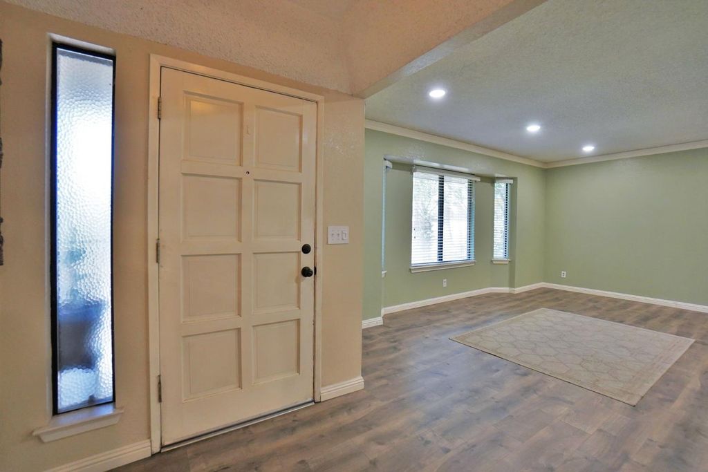 Image 6 of property listing at 5823 E Washington Avenue, Fresno, CA 93727