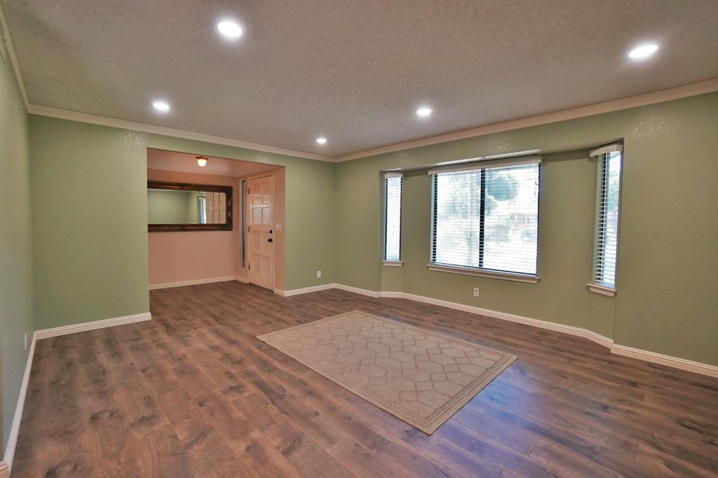 Image 8 of property listing at 5823 E Washington Avenue, Fresno, CA 93727