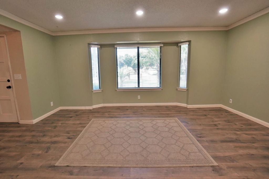 Image 9 of property listing at 5823 E Washington Avenue, Fresno, CA 93727