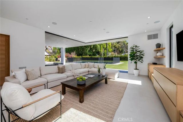 4930 Palomar Drive, Tarzana, CA 91356