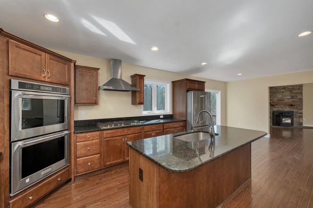 142 Worcester Road, Hollis, NH 03049