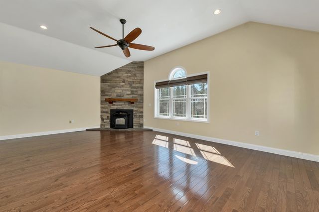 142 Worcester Road, Hollis, NH 03049