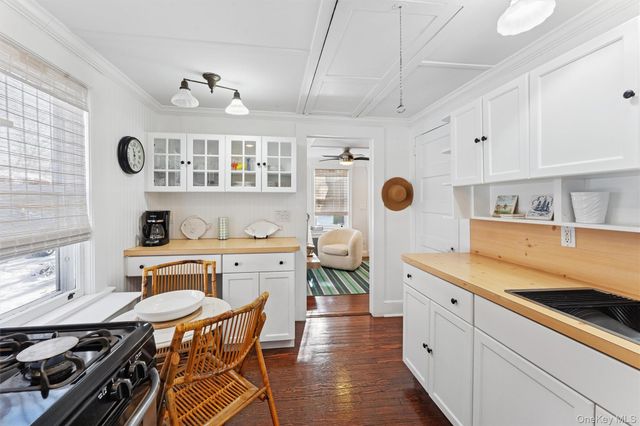 424 Main Street, Quiogue, NY 11978