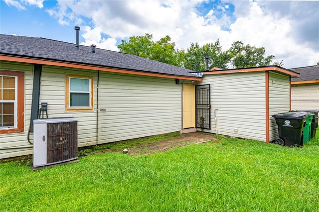 4937 Bataan Road, Houston, TX 77033