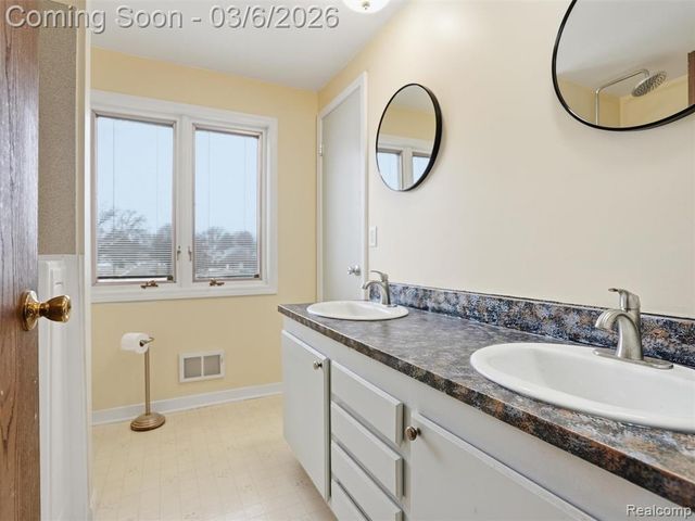 5530 Fox Chase Lane, Clarkston, MI 48346