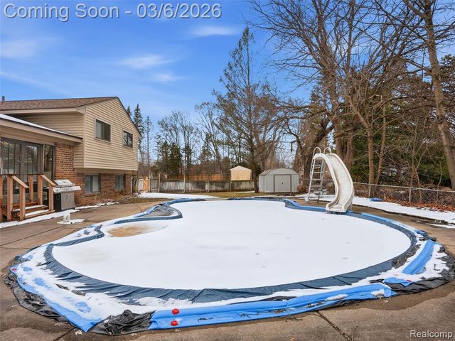 5530 Fox Chase Lane, Clarkston, MI 48346