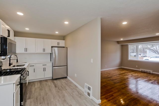 2 Pearl St Ext, Enfield, CT 06082