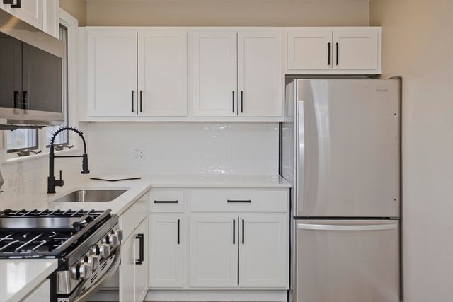 2 Pearl St Ext, Enfield, CT 06082