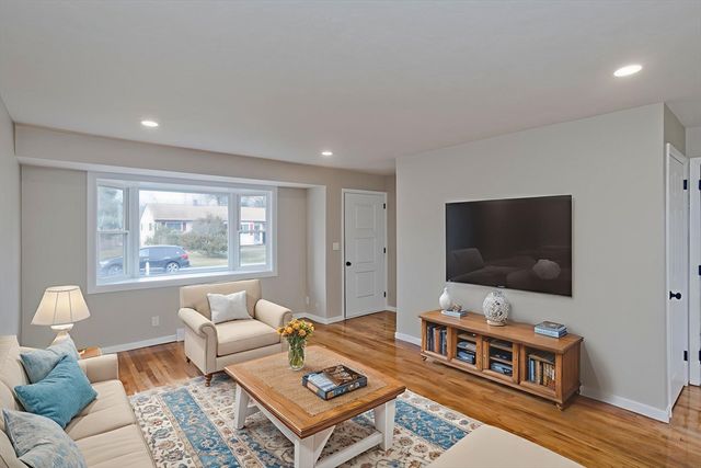 2 Pearl St Ext, Enfield, CT 06082