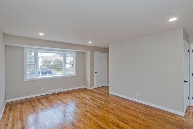 2 Pearl St Ext, Enfield, CT 06082