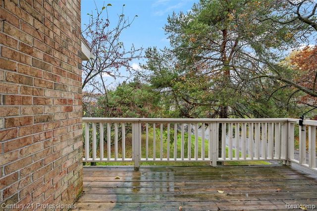 7106 Bridge Way W, West Bloomfield, MI 48322