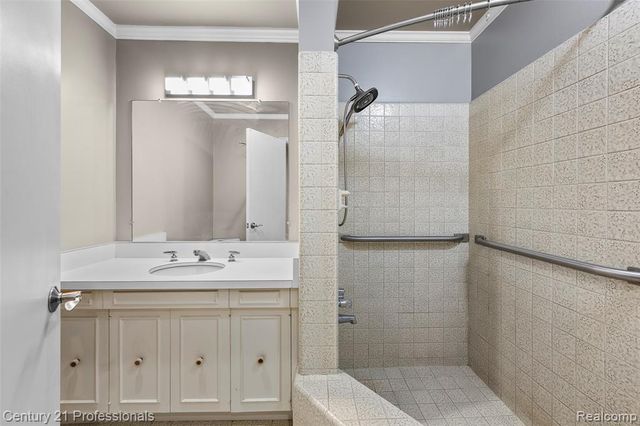 7106 Bridge Way W, West Bloomfield, MI 48322