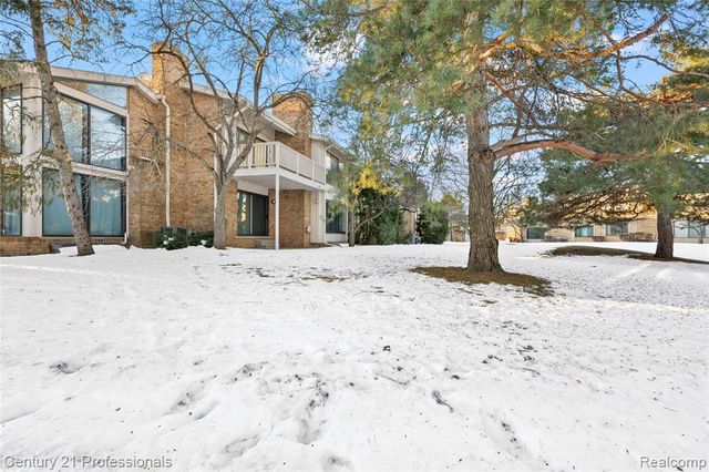 7106 Bridge Way W, West Bloomfield, MI 48322