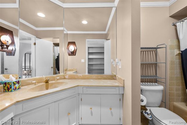 7106 Bridge Way W, West Bloomfield, MI 48322