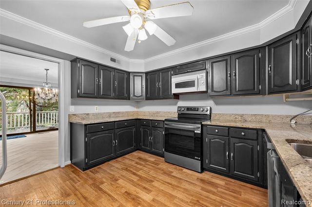 7106 Bridge Way W, West Bloomfield, MI 48322