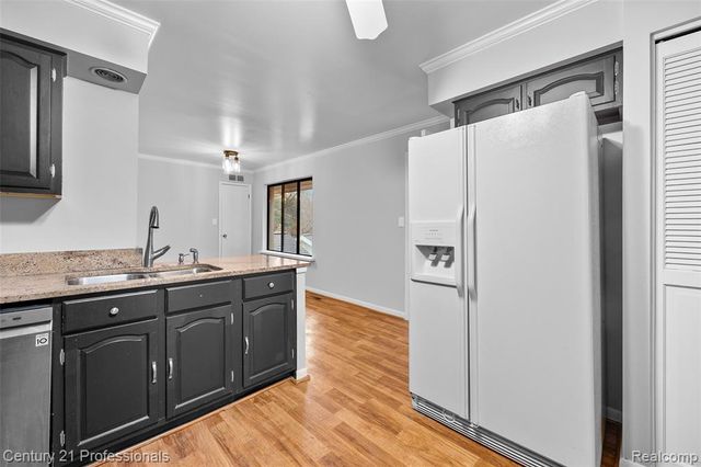 7106 Bridge Way W, West Bloomfield, MI 48322