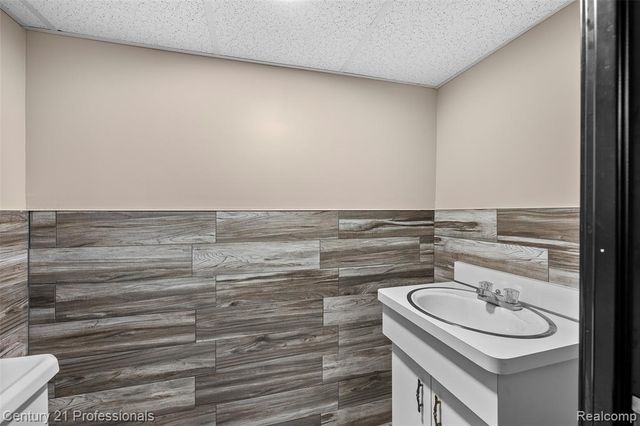 7106 Bridge Way W, West Bloomfield, MI 48322